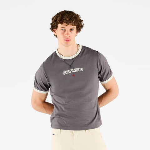 Suspicious Cowboys / Camiseta Ranch Ringer - Carbón Lavado