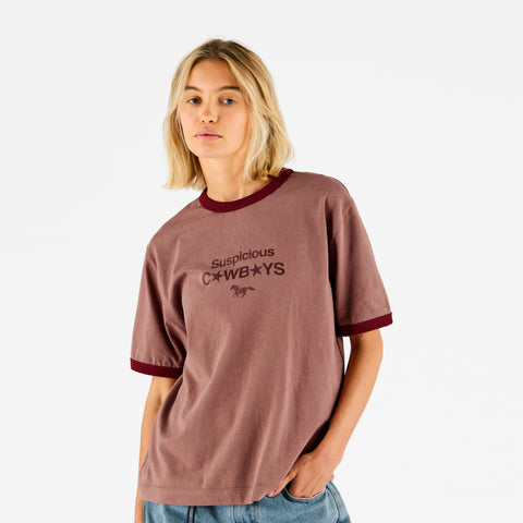Suspicious Cowboys / Camiseta Sus Cowboys Ringer - Rojo Lavado